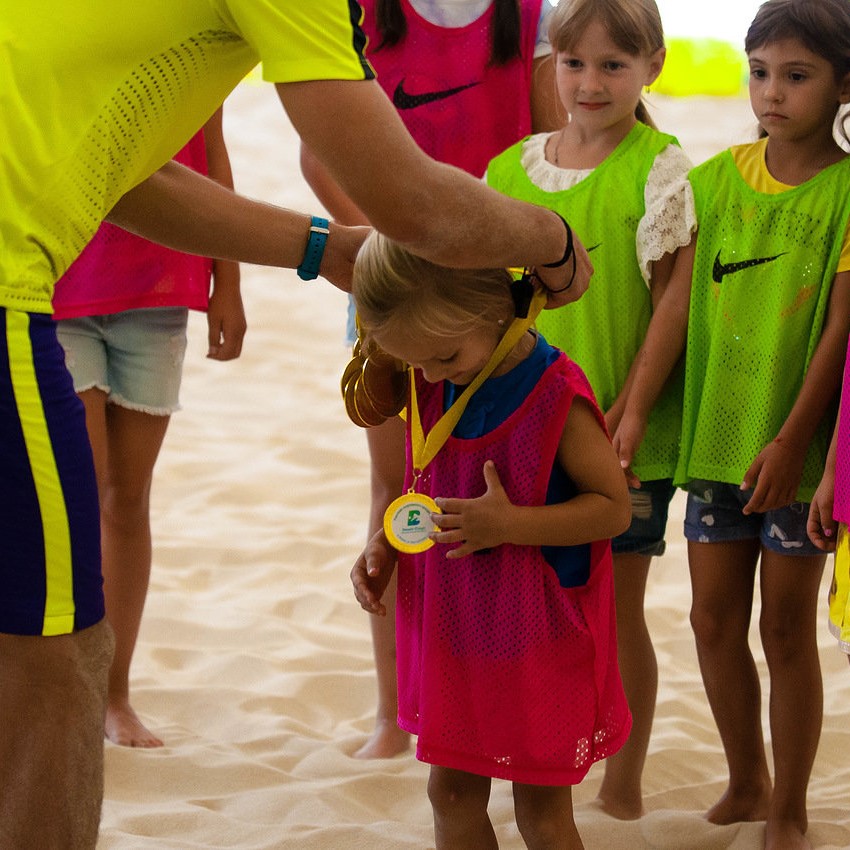 Детский спортивный праздник в центре пляжного спорта в Москве